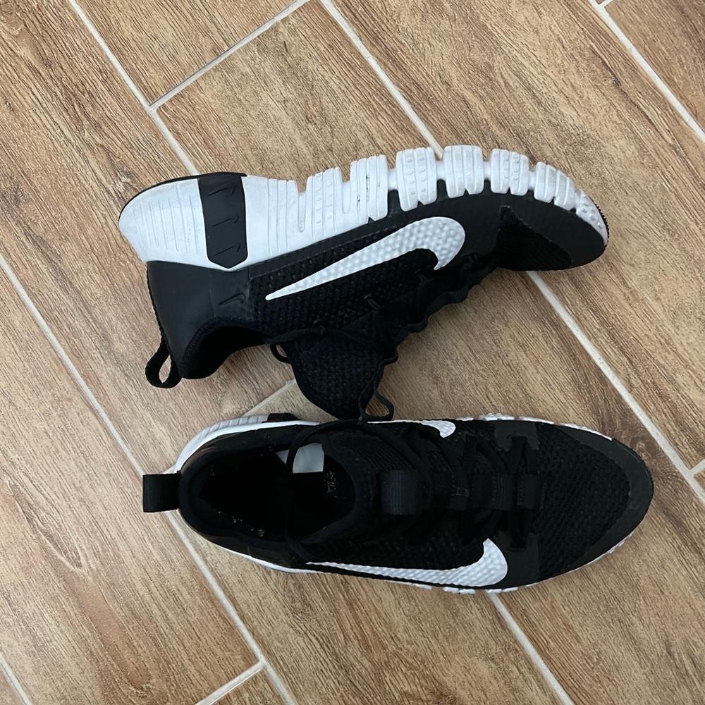 Black and white Nike metcon 3